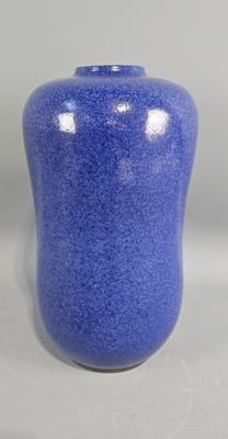 Vase en céramique émaillée bleu poudré de forme rouleau à pa…