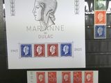 deux timbres représentant une femme et un homme