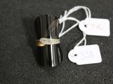 un anneau posé sur un objet noir
