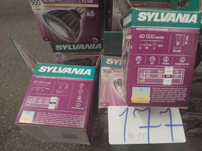 Plusieurs cartons de Syanna sont empilés les uns sur les autres