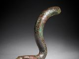 une image représentant une tête de serpent en bronze sur fond noir