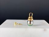 un gros plan sur une paire de boucles d'oreilles en perles posées sur une surface blanche