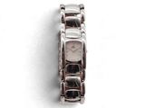 une image d'un gros plan d'une montre-bracelet sur une surface blanche