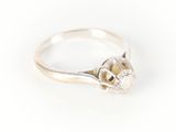 gros plan d'une bague en diamant sur fond blanc