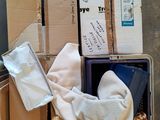 une boîte remplie de boîtes et de papiers posée par terre