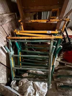 une pile de chaises vertes et jaunes dans un coin de la pièce