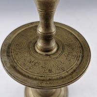 FLAMBEAU en bronze. Base circulaire, fût tourné en balustres… (photo 2)