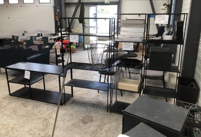 une salle avec beaucoup de tables et de chaises