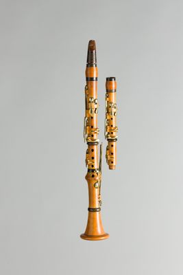 un gros plan d'un instrument de musique suspendu à une corde