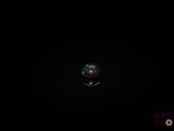 l'image d'une bulle flottant dans l'eau sombre