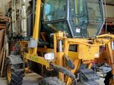 un tracteur garé à l'intérieur d'un bâtiment