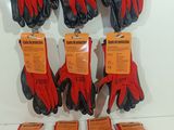 six paires de gants de jardinage rouges et noirs accrochées à un mur