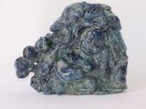 une petite statue représentant une femme tenant un bébé dans ses bras