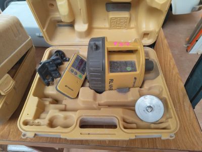 une mallette jaune contenant un engin de chantier jaune