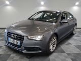 une photo d'une Audi grise dans un showroom