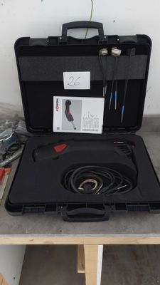une mallette noire contenant des outils, posée sur une table