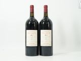 deux bouteilles de vin posées l'une à côté de l'autre sur une table