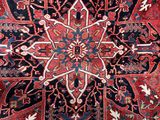 un tapis oriental orné d'un grand motif floral sur fond rouge