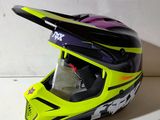 Le casque est jaune et noir, avec une bande violette.