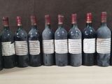 plusieurs bouteilles de vin sont alignées sur une table