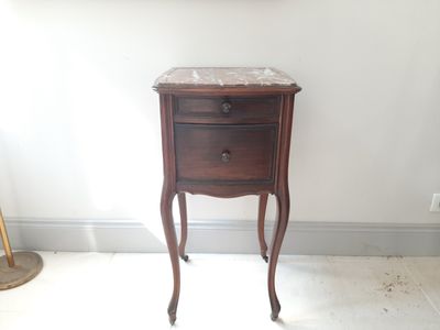 une petite table en bois avec un plateau en marbre
