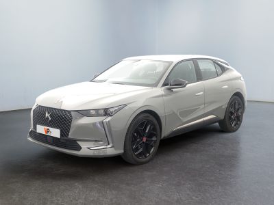 Le nouveau SUV DSX est exposé dans un showroom.