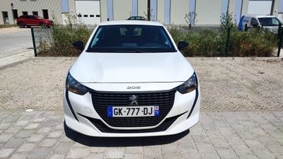 une voiture blanche garée sur le bord de la route