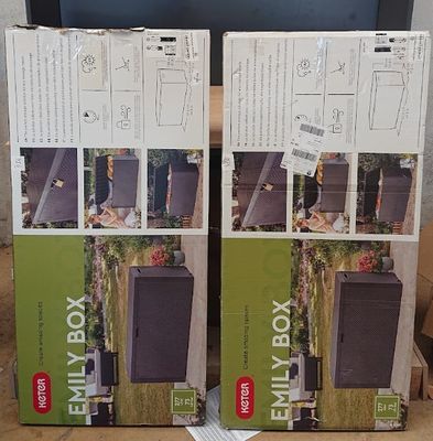 deux cartons vides posés sur une table en bois