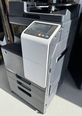 une imprimante posée sur un bureau