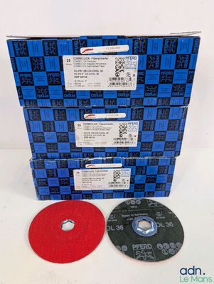 un gros plan d'une boîte sur laquelle est posé un disque