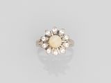 une bague sertie d'un oplite et d'un cluster de diamants