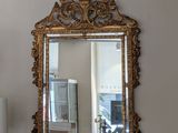 un miroir accroché au mur au-dessus d'une lampe