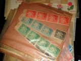 de nombreux types de timbres sur la table