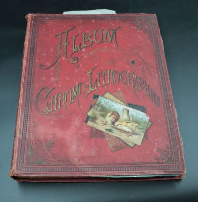un vieux livre rouge sur lequel figure l'image d'une femme