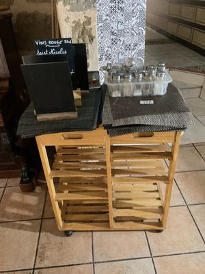 une petite table sur laquelle sont posées des bouteilles, dans une pièce
