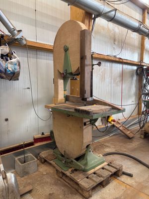 une machine qui se trouve à l'intérieur d'un bâtiment