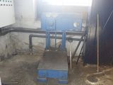 une machine bleue dans une pièce sale avec une fenêtre