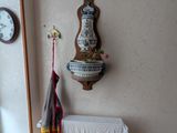 une photo d'une chambre avec un lit et une horloge accrochée au mur