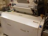 une machine posée sur un comptoir