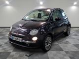la petite voiture noire est garée sur un carrelage à carreaux