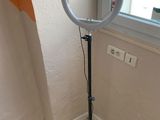 une lampe posée sur un trépied dans une pièce