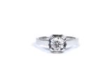 gros plan d'une bague en diamant sur fond blanc