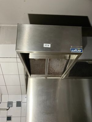 une cuisinière en acier inoxydable dans une cuisine au sol carrelé