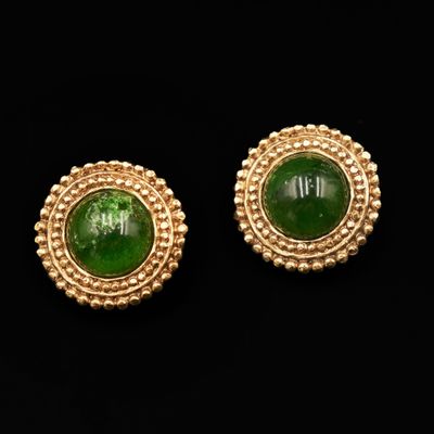 une paire de boucles d'oreilles en or et en jade vert