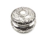 une boîte en argent ornée d'un motif