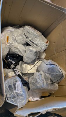 une boîte en carton contenant un certain nombre d'objets