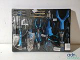 une photo d'un ensemble d'outils dans une boîte