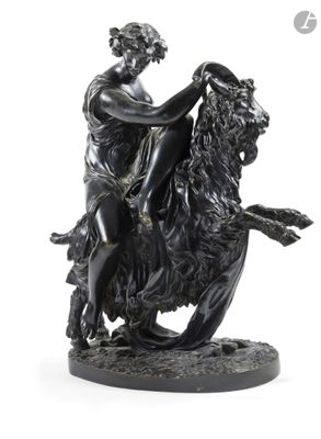 statue représentant un homme à cheval avec un lion, sur fond blanc