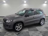 Le SUV Volkswagen gris est garé dans une grande pièce.