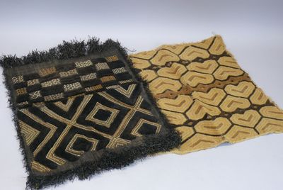 Deux velours du Kasai en raphia brodé formant motifs géométr…